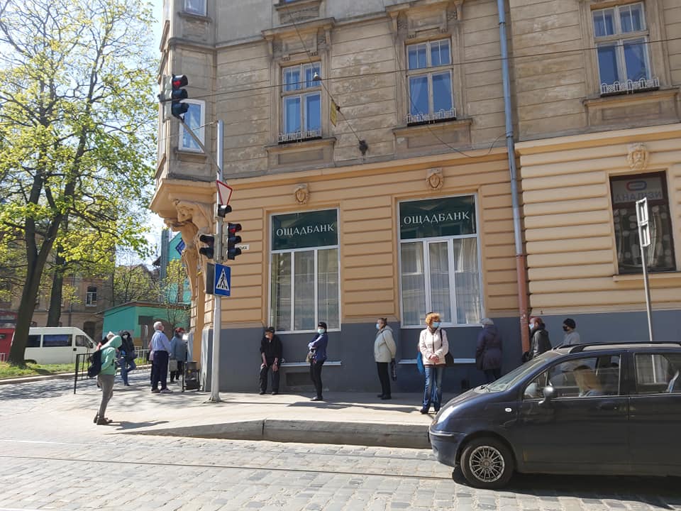 У Львові під час крантину люди масово почали відвідувати банки. Фото: Solomia Rybotytska.