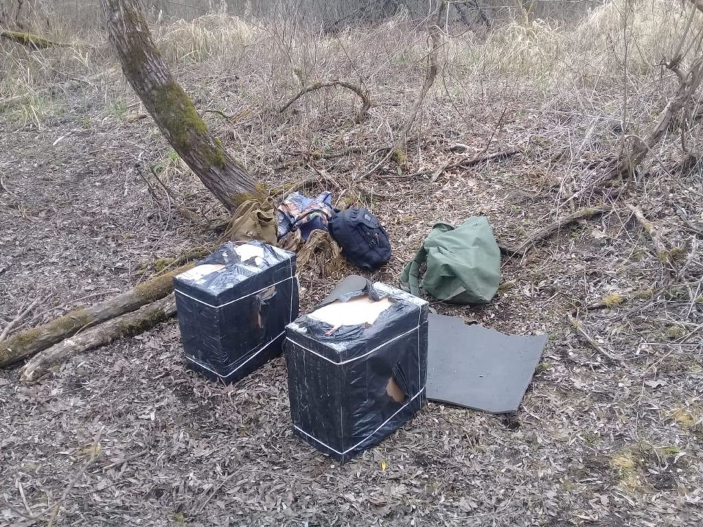 На кордоні з Польщею затримали контрабандистів з 40 ящиками сигарет. Фото: ДПСУ.