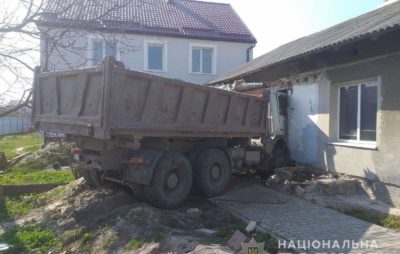 На Львівщині вантажівка влетіла у будинок