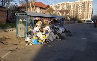 Як у Львові продовжує тонути у горах сміття. Фото: Павло Махновський.