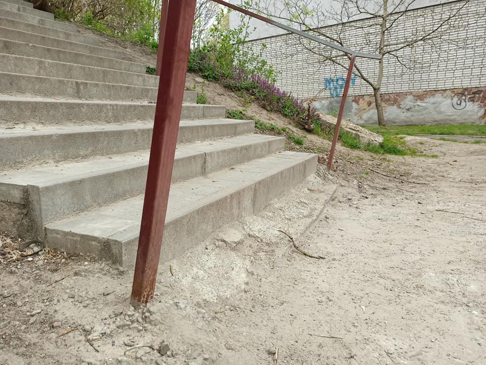 Як у львівському парку побудували небезпечні сходи. Фото: Зручне місто.