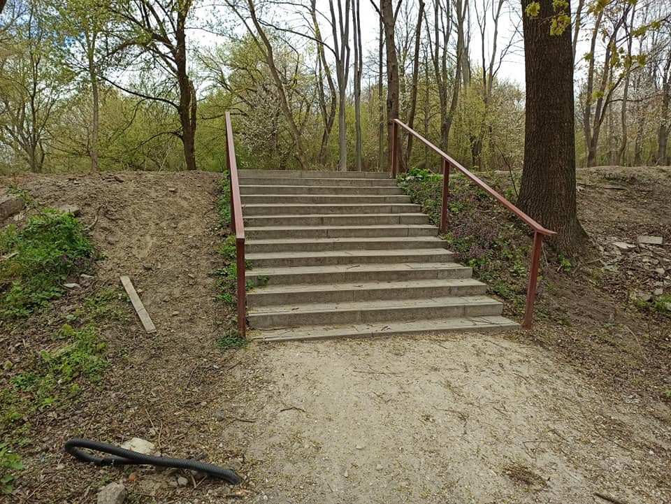 Як у львівському парку побудували небезпечні сходи. Фото: Зручне місто.