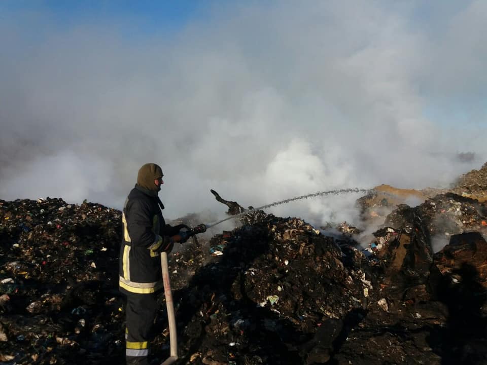 Поблизу Новояворівська знову горить сміттєзвалище. Фото: Андрій Шумський.