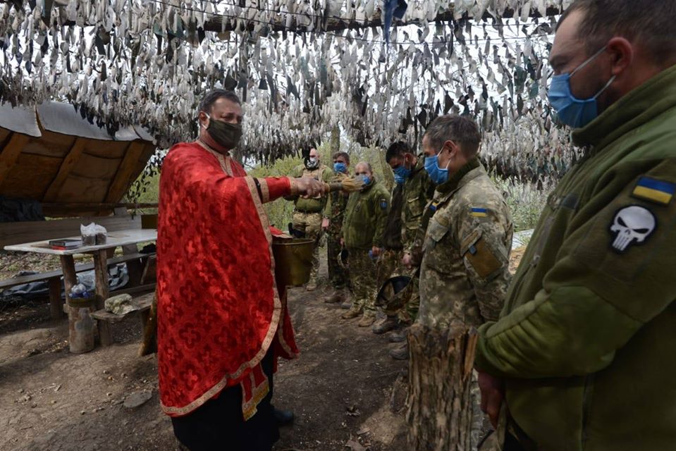 Як на Донбасі в окопах освятили паски. Фото: ООС.