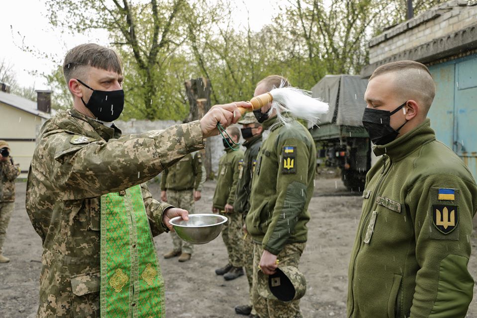 Як на Донбасі в окопах освятили паски. Фото: ООС.
