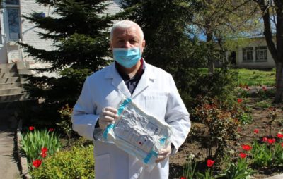 У Порошенка вже передали в лікарні 30 тисяч захисних костюмів для медпрацівників . Фото: Прямий.