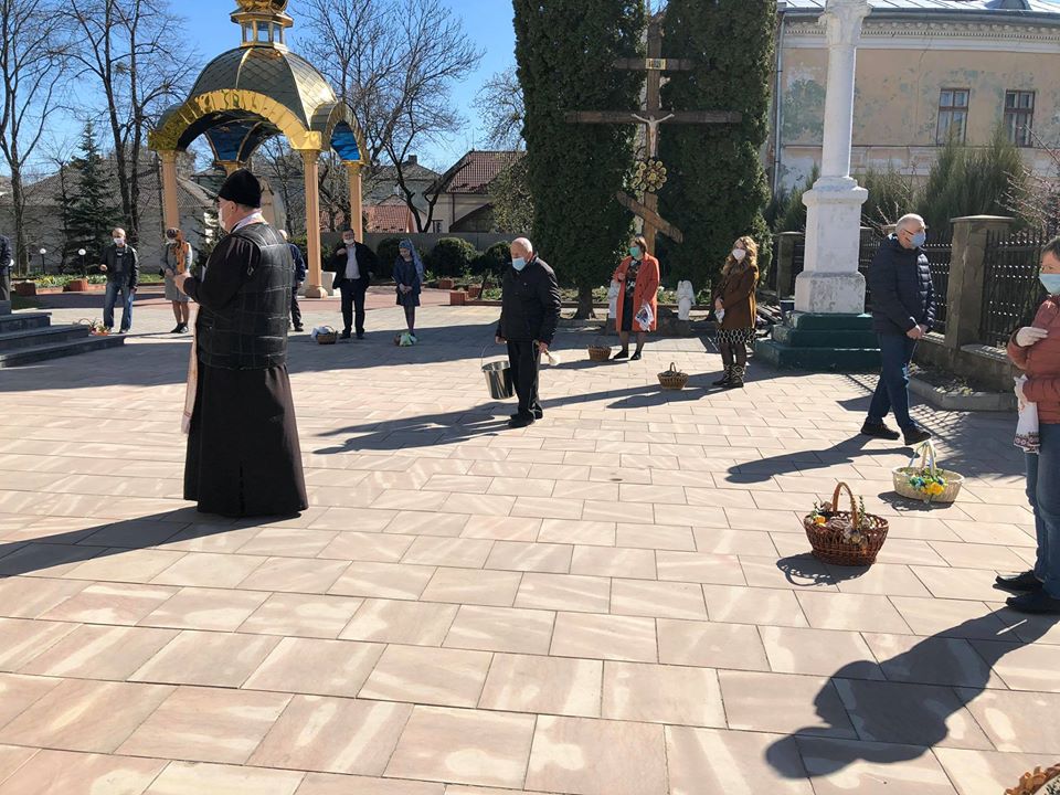 Як у Золочеві під час карантину освячують паски. Фото: Ярослав Даниленко.