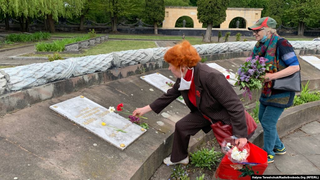 9 травня у Львові: нечисленні люди з квітами прийшли до військових меморіалів. Фото: Галина Терещук.