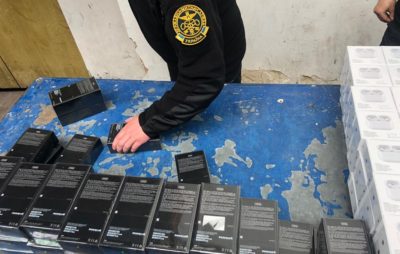 У "Краковці" вилучили контрабандні айфони на 4 мільйони гривень. Фото: Галицька Митниця.