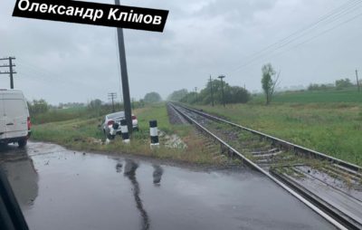 На Львівщині автомобіль злетів у кювет. Фото: Олександр Клімов.