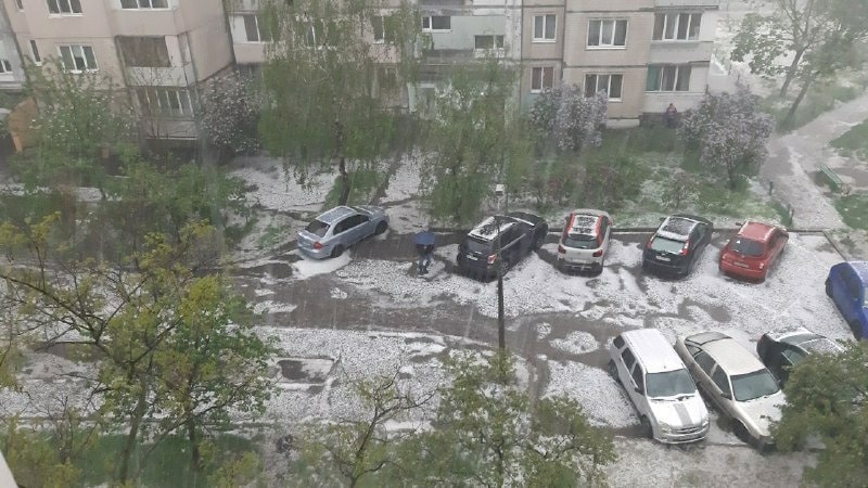 Як після сильної зливи у Києві потонули автомобілі. Фото: Газета Дарницькі Вісті.