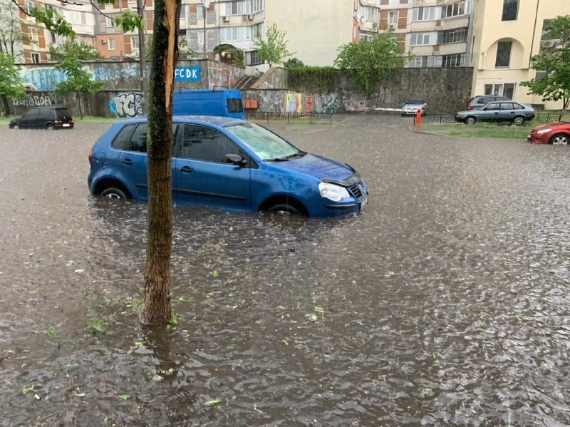 Як після сильної зливи у Києві потонули автомобілі. Фото: Газета Дарницькі Вісті.