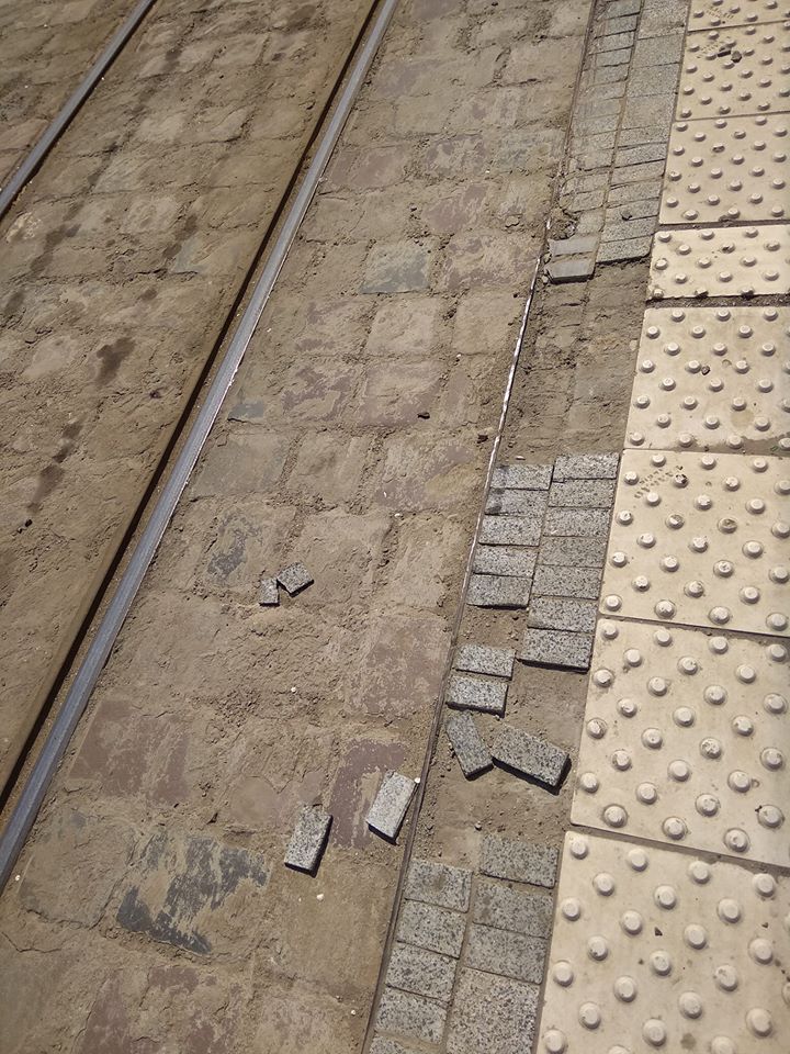 На площі біля головного залізничного вокзалу Львова уже знищилась плитка. Фото:  Ігор Данилюк.