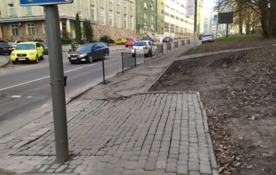 У Львові просять відремонтувати тротуар. Фото: Anton Shalenyi.