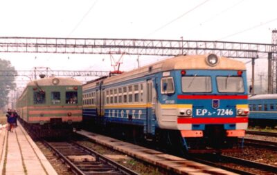 Старий електропоїзд Ср3-1507 і один із найновіших ЕР2Т-7246 на станції Воловець. 2002 р. Фото: Федір Яшин
