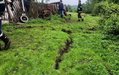 У Дрогобицькому районі негода спричинила зсув ґрунту біля будинку. Фото: ДСНС.
