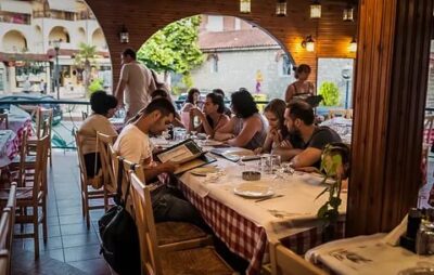 У Греції кафе та ресторани почали приймати клієнтів усередині. Фото: відкриті джерела.