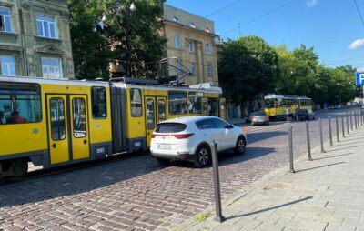 У Львові через ДТП зупинились трамваї. Фото: Святослав Товстига.