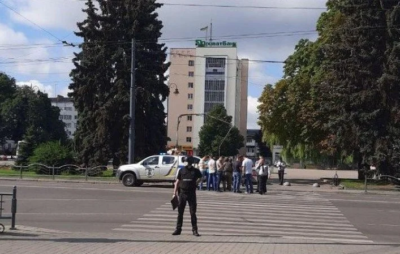 В Луцьку невідомий з вибухівкою і зброєю захопив автобус з людьми. Фото: НВ.