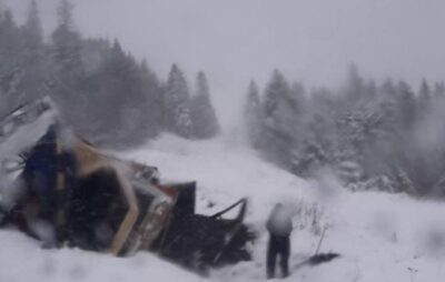 У Львівській області з дороги злетіла машина снігоочисної техніки. Фото: Варта1