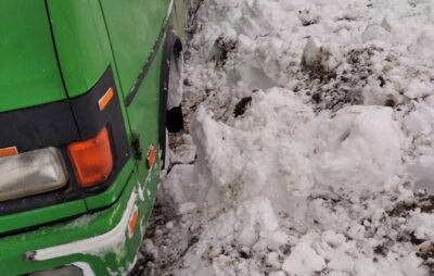 На Львівщині маршрутка загрузла у снігу. Фото: Андрій Дума