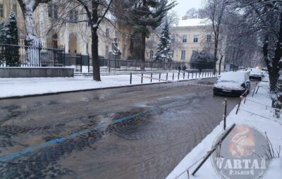 У центрі Львова автомобіль провалився у яму. Фото: Варта1