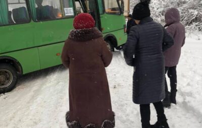 На Львівщині маршрутка загрузла у снігу. Фото: Софія Вороблевська