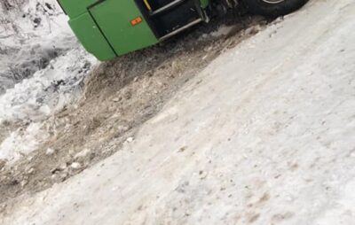 На Львівщині маршрутка загрузла у снігу. Фото: Софія Вороблевська