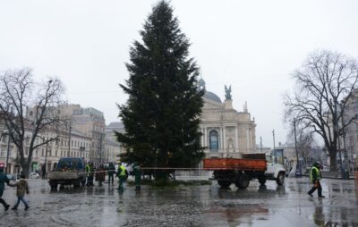 У Львові демонтували головну ялинку міста. Фото: ЛМР