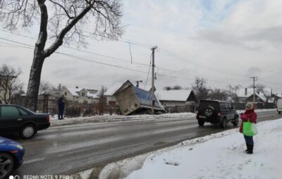 На Яворівщині вантажівка влетіла у подвір'я. Фото: Ігор Зінкевич