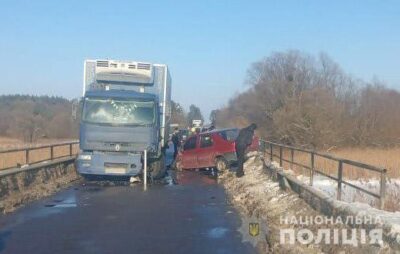На Львівщині на мості зіткнулись легковик та вантажівка. Фото: Нацполіція