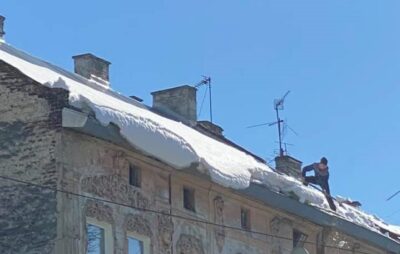 У Львові з даху будинку скидають брили снігу. Фото: Перець
