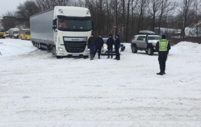 На трасі "Львів-Ковель" через сніг утворився затор. Фото: ДСНС