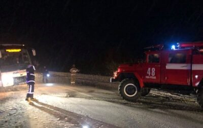 У Львівській області в снігових заметах загруз пасажирський автобус. Фото: ДСНС