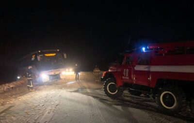 У Львівській області в снігових заметах загруз пасажирський автобус. Фото: ДСНС