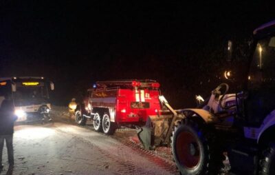 У Львівській області в снігових заметах загруз пасажирський автобус. Фото: ДСНС