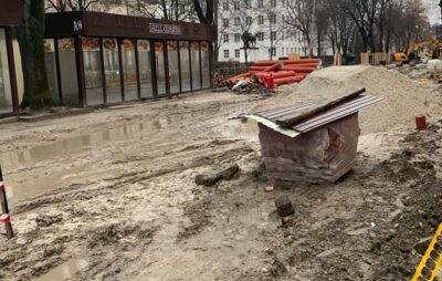 У Львові вулиця Пекарська потонула у болоті. Фото: Олег Синютка