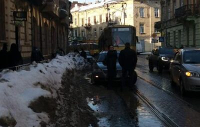 У центрі Львова на автомобіль впала брила снігу. Фото: Ігор Зінкевич