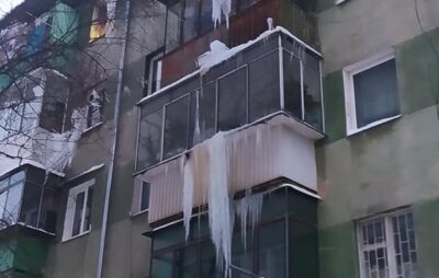 У Львові з балконів нависають величезні бурульки. Фото: Катя Герасимова