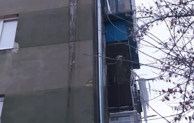 У Львові з балконів нависають величезні бурульки. Фото: Катя Герасимова
