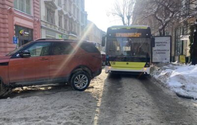 У Львові іномарка заблокувала рух транспорту. Фото: Галина Терещук