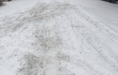 Десятки мешканів Львова вимагають у влади розчистити дороги від снігу. Фото: Зіновій Гузар.