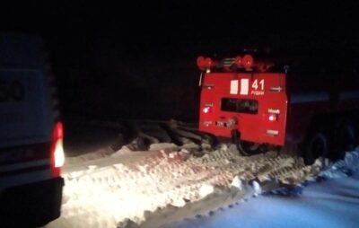 На Львівщині автомобіль швидкої допомоги загруз в снігу. Фото: ДСНС