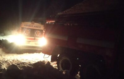 На Львівщині автомобіль швидкої допомоги загруз в снігу. Фото: ДСНС