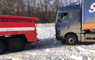 У Львівській області на території лікарні застрягла вантажівка, яка перевозила кисень. Фото: ДСНС