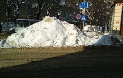 У Львові комунальники надалі не прибирають сніг. Фото: Сергій Кантарджян