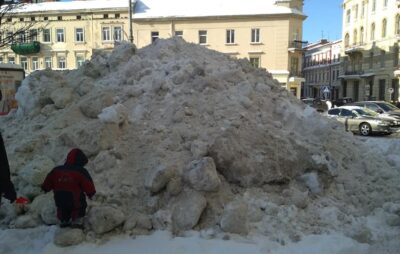 У Львові комунальники надалі не прибирають сніг. Фото: Сергій Кантарджян
