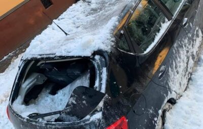 У Львові брила снігу розтрощила автомобіль. Фото: Віка Александрова