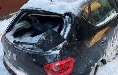 У Львові брила снігу розтрощила автомобіль. Фото: Віка Александрова