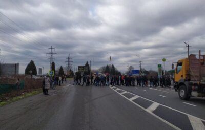 У Мукачево перекрили трасу «Київ-Чоп». Фото: Мукачево нет